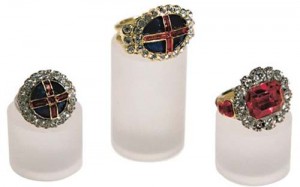 4 inelele de incoronare cel din mijloc al lui William al IV lea copy 300x187 Regii britanici, patronati de Sfantul Gheorghe, cavalerul get de Capadochia