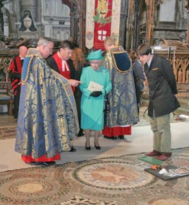 8 regina inspecteaza refacerea mozaicului copy 276x300 Regii britanici, patronati de Sfantul Gheorghe, cavalerul get de Capadochia
