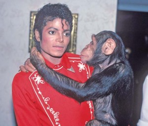 michael maimuta copy 300x255 Whitney Houston, in amor cu maimuta lui Michael Jackson