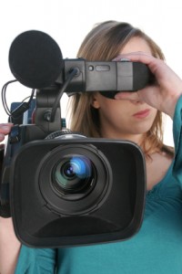camera woman 3 200x300 REVOLTATOR Mama isi filma fiica in timp ce tatal o viola!
