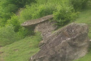 2 altar ciclopic 300x204 Calea Zeilor din Cetateni, cel mai misterios loc din Romania  (I)