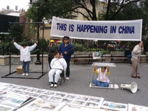 falun gong protest 300x225 Practicantii Falun Gong, fortati sa si doneze organele