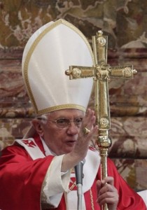 papa benedict 210x300 Vine Petrus Romanus, ultimul Papa al lumii!