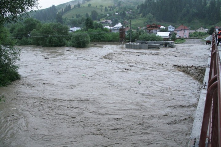 inundatii1 720x480 COD PORTOCALIU de inundatii pe raurile din sudul judetelor Mehedinti si Caras Severin